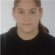 Profesora imparte clases a niños de primaria